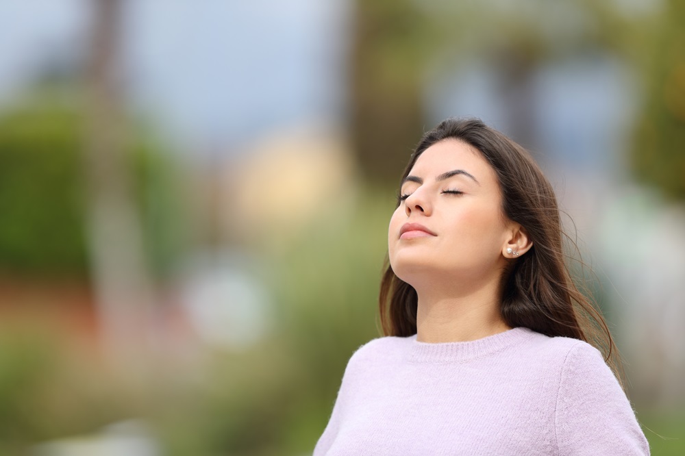 Vrouw ademt lucht in