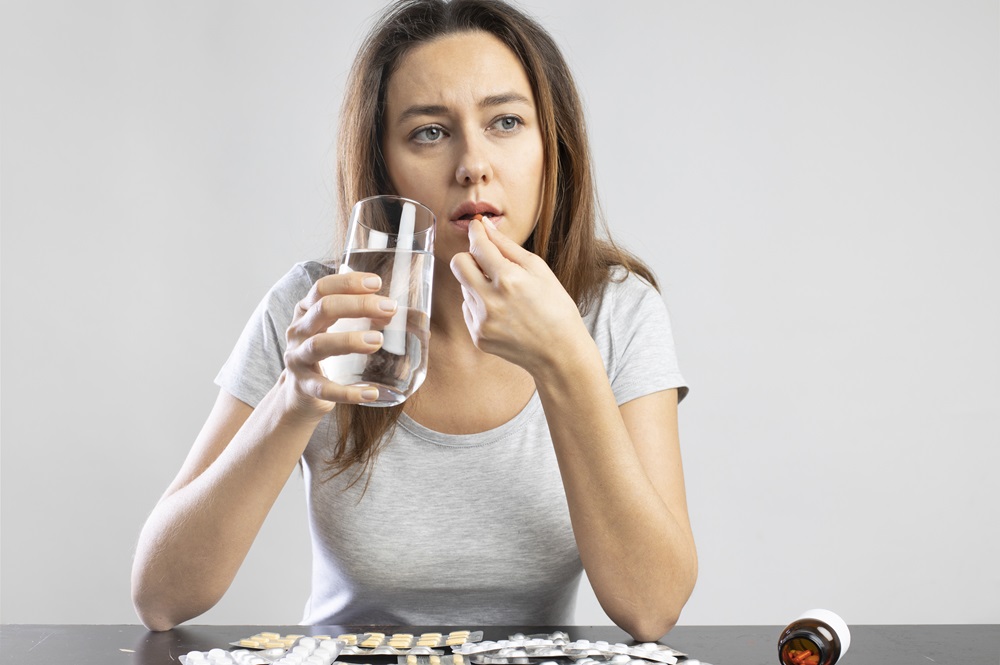 Vrouw neemt medicatie