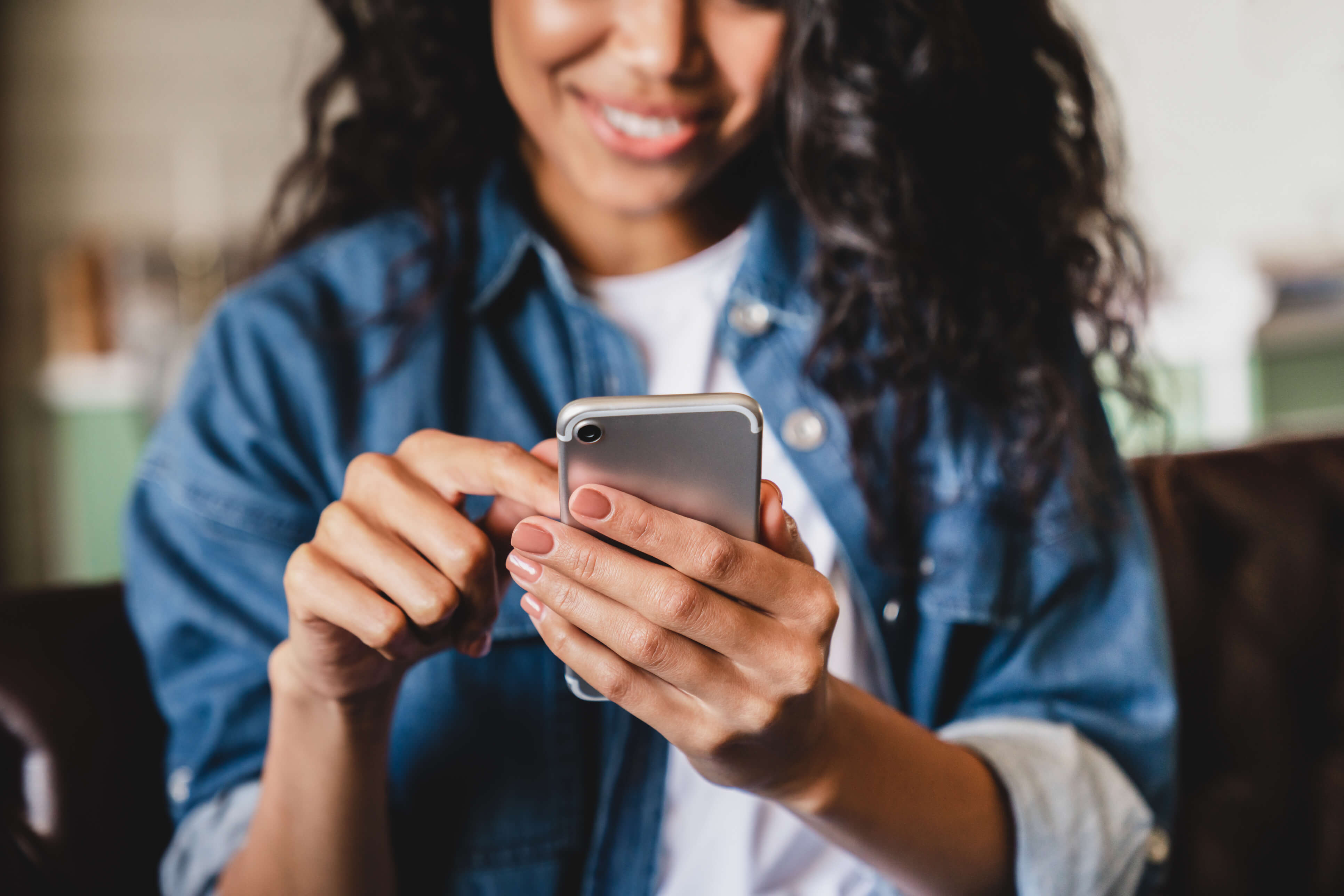 Vrouw herhaalt haar medicatie online