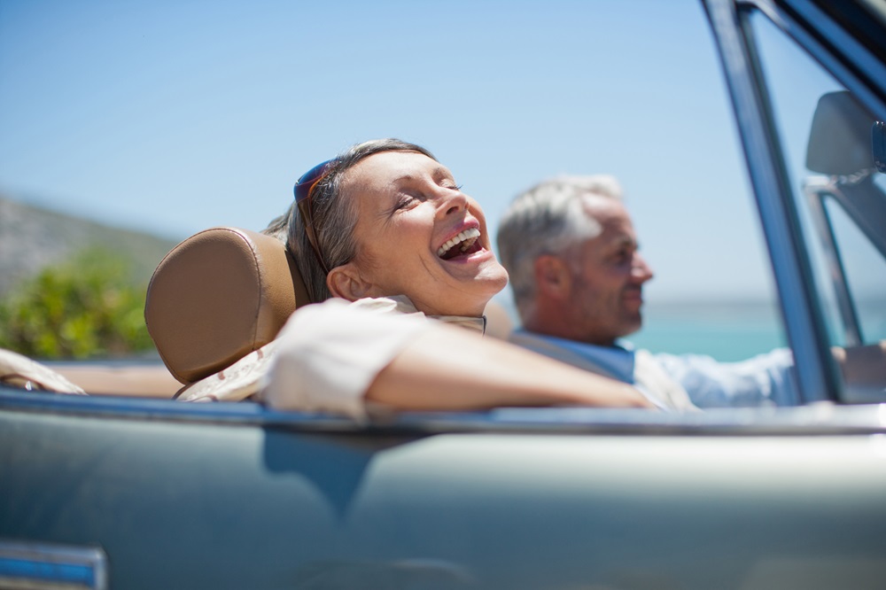 Man en vrouw rijden auto