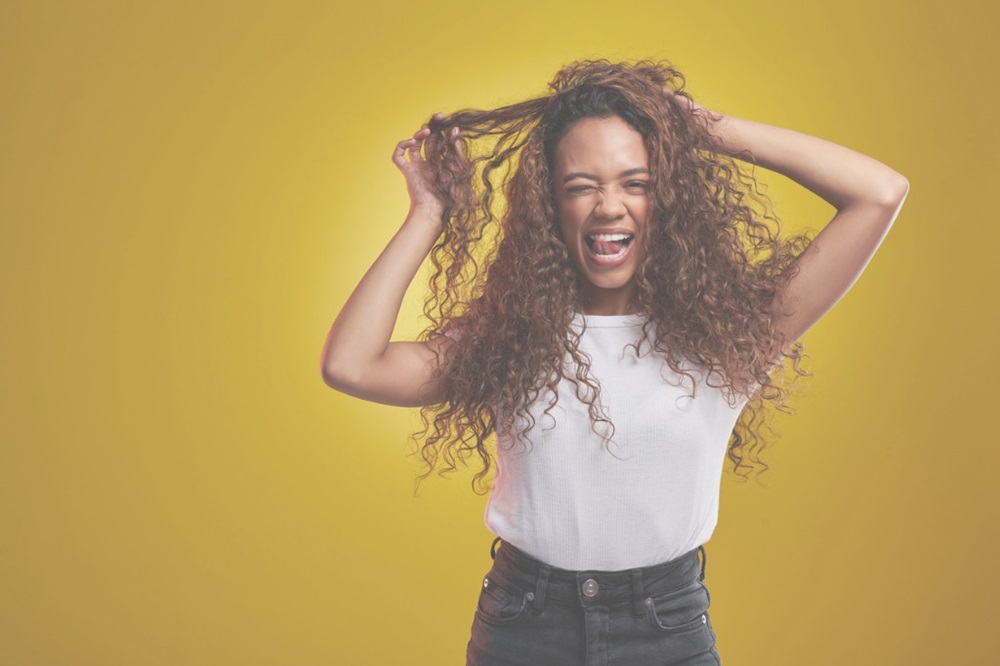 Vrouw krabt op haar hoofd