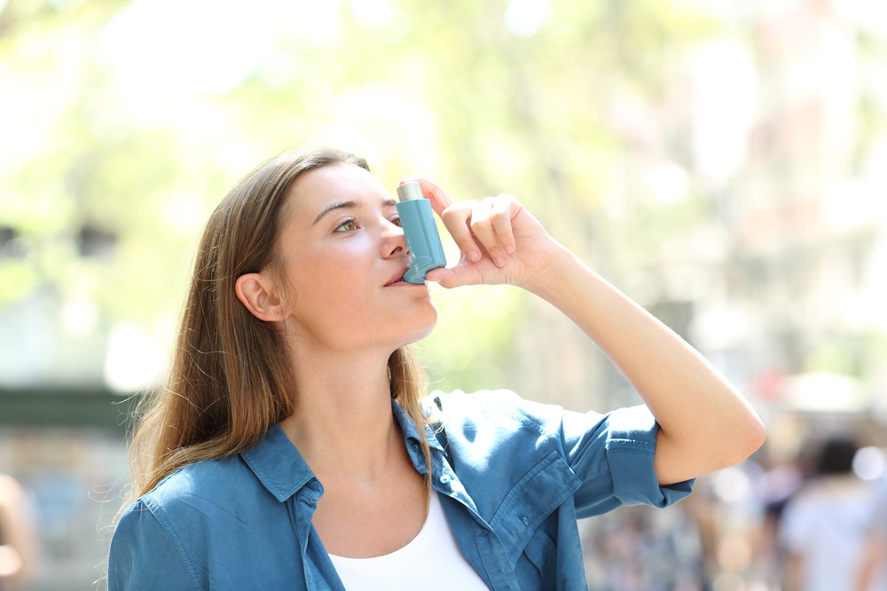 Vrouw inhaleert