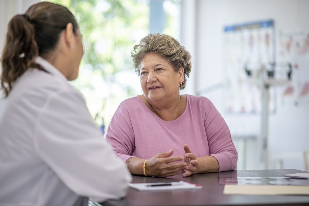 Vrouw in gesprek over dagbehandeling